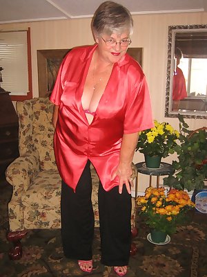 Girdlegoddess is sexy and relaxed at home in her red satin shirt and pink Hi heels. Cum and see as she takes it off sh